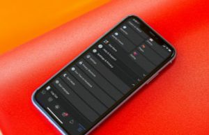 Facebook gets dark mode on iOS