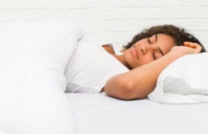 8 drinks that help you sleep better at night
